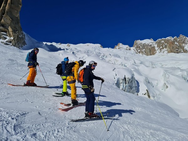 Descente de la Vallée Blanche à skis avec un guide