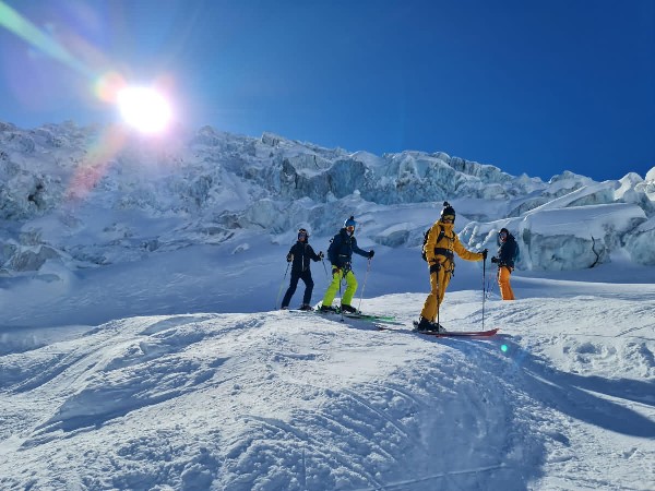 Descente de la Vallée Blanche à skis avec un guide