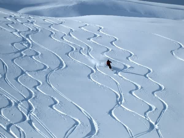 Ski hors-piste : formation découverte perfectionnement avec un guide