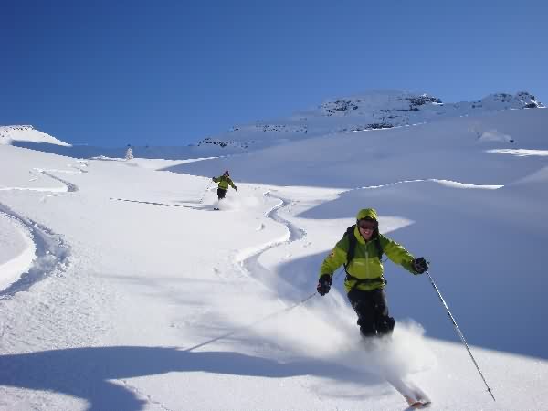 Ski hors-piste : formation découverte perfectionnement avec un guide