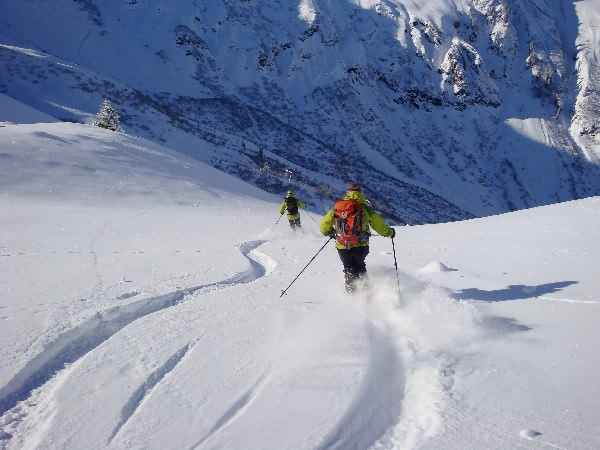 Ski hors-piste : formation découverte perfectionnement avec un guide