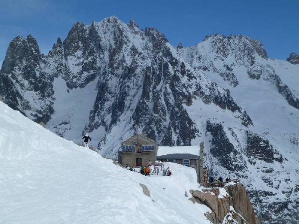 La vallée Blanche à skis autrement en dormant en refuge