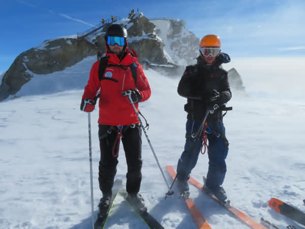Descente de la Vallée Blanche à skis avec un guide depuis le Skyway
