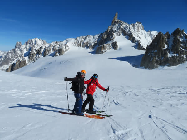 Descente de la Vallée Blanche à skis avec un guide depuis le Skyway