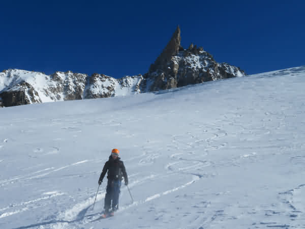 Descente de la Vallée Blanche à skis avec un guide depuis le Skyway