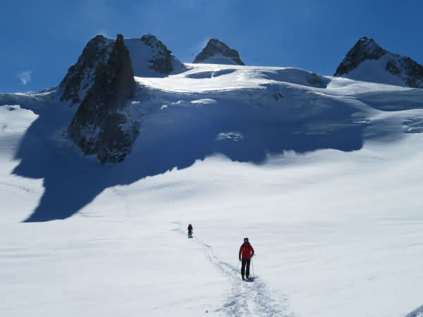 Descente de la Vallée Blanche à skis avec un guide depuis le Skyway