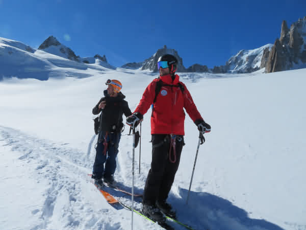 Descente de la Vallée Blanche à skis avec un guide depuis le Skyway