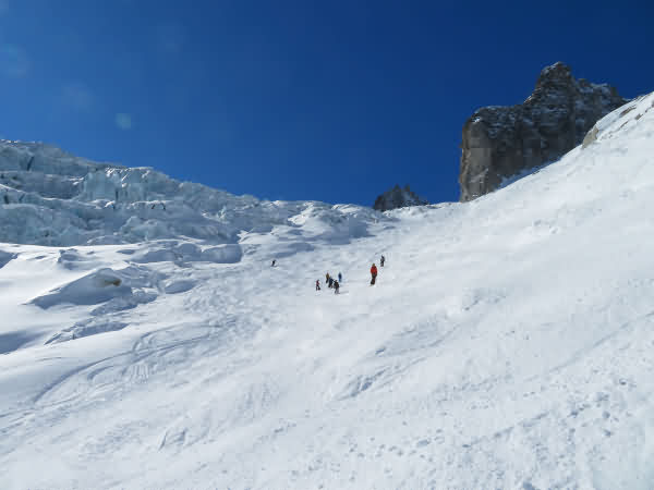 Descente de la Vallée Blanche à skis avec un guide depuis le Skyway