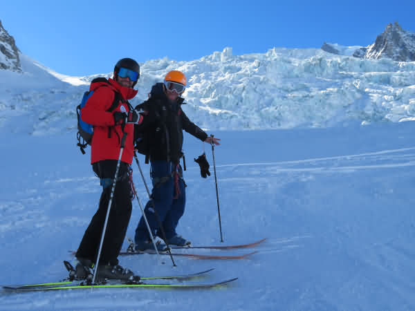 Descente de la Vallée Blanche à skis avec un guide depuis le Skyway