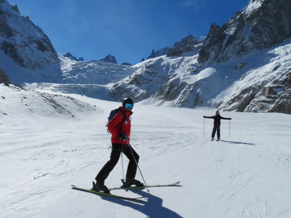 Descente de la Vallée Blanche à skis avec un guide depuis le Skyway